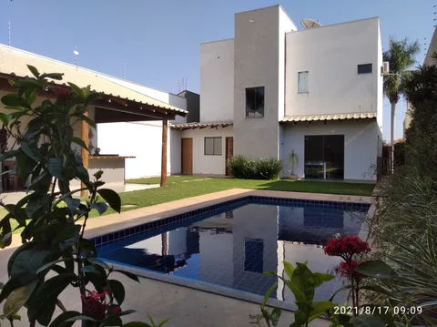 Casa com 03 suites, piscina, proxima ao CENTRO