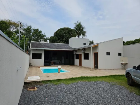 Casas com 03 suítes e piscina